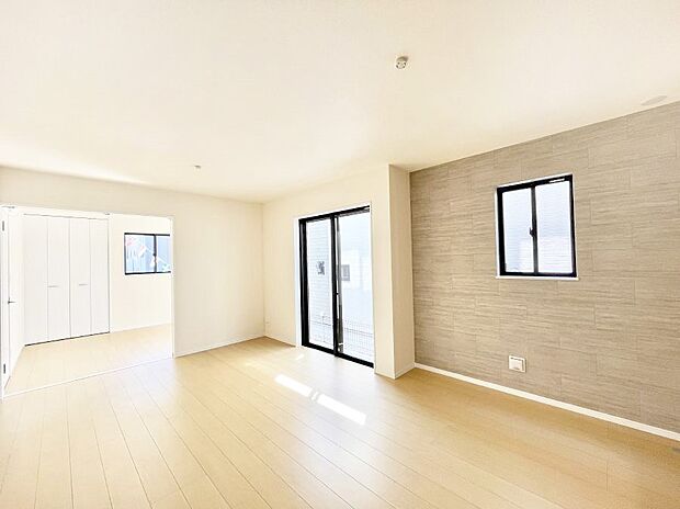 大きな窓からたっぷりの陽光と風を感じられるリビング