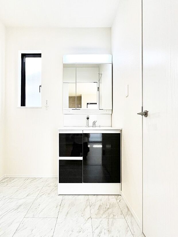 収納力と機能性に優れた洗面化粧台