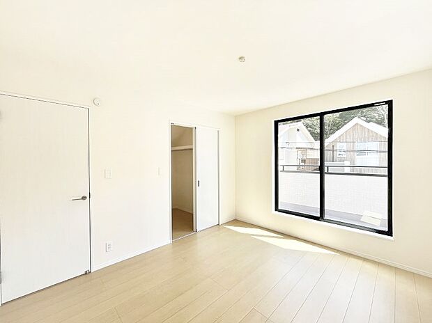 バルコニーが開放感をプラスしてくれる洋室