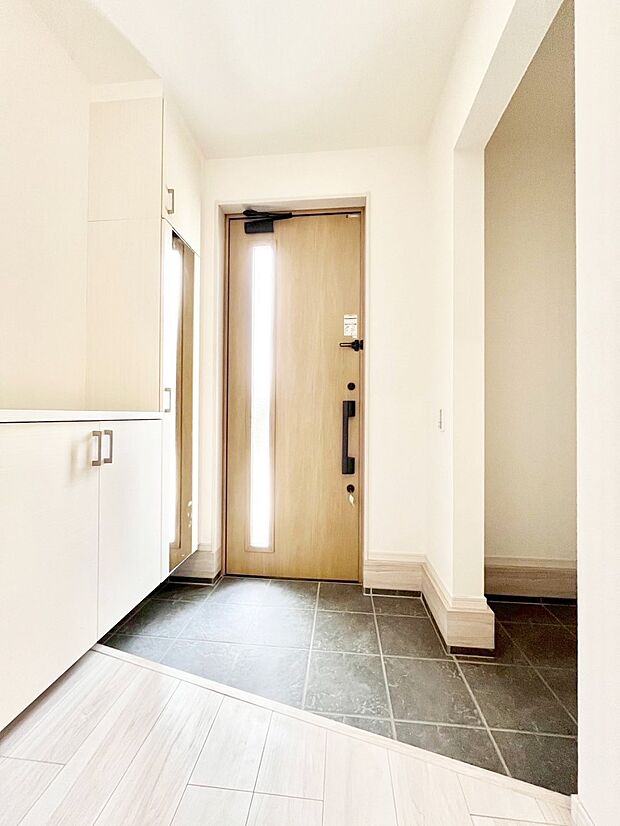 ガラススリットの入った玄関ドアが室内に光を届けてくれます