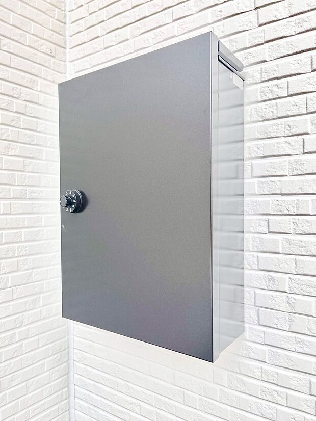 シンプルなデザインのポスト