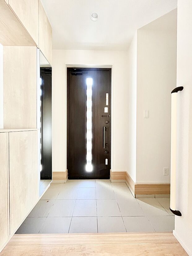 ミラー付きシューズボックスはお出かけ前の身だしなみチェックに便利