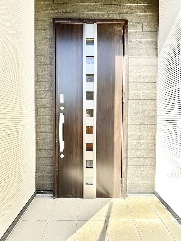 住まいの顔を演出する、玄関ドア。