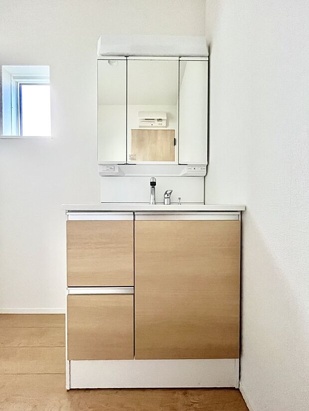 大きく見やすい三面鏡で清潔感ある洗面台は、身だしなみチェックや肌のお手入れにおすすめです。