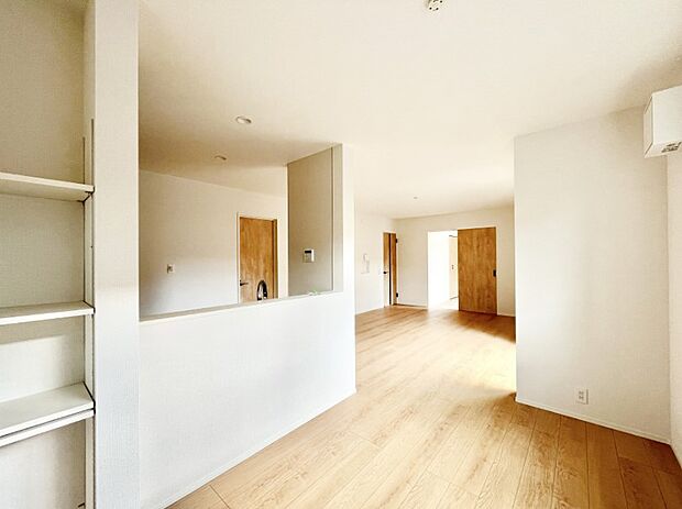 食事スペースとくつろぎスペースを使い分けしやすいプランニング。