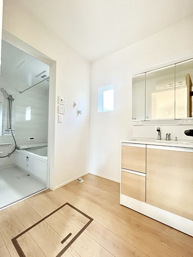 小窓がついているので湿気の多い場所でも換気が十分行えます。毎日の身支度を気持ち良く!