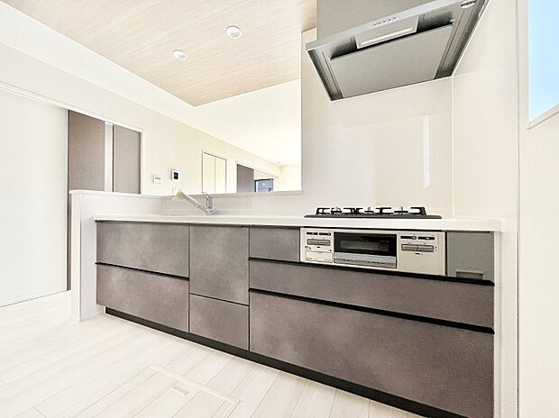 リビングで遊ぶお子様を見守りながらお料理ができる対面キッチン。  