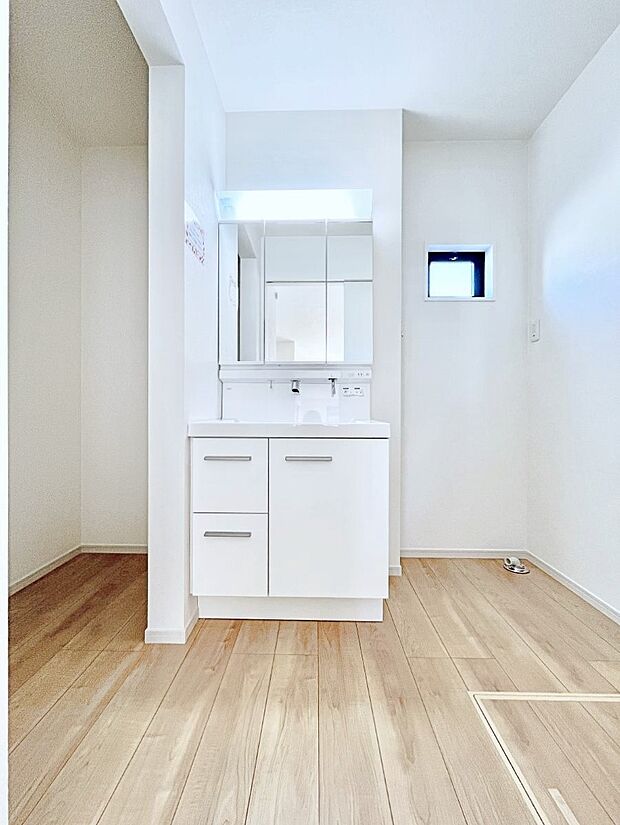 ゆとりの洗面スペースで朝の身支度もスムーズに