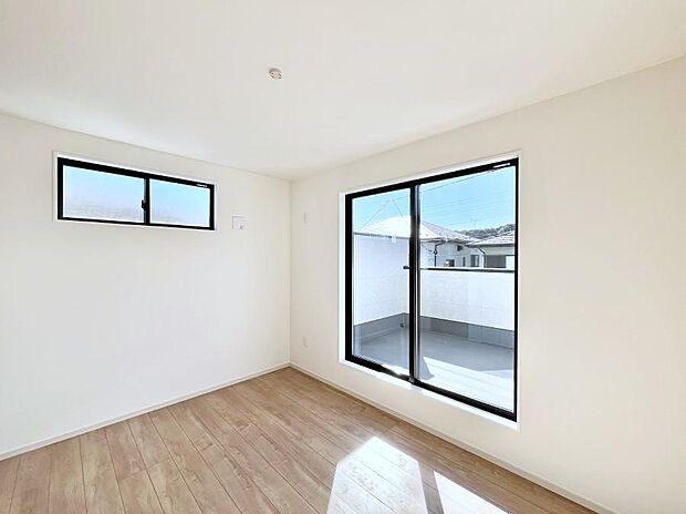 バルコニーが開放感をプラスしてくれる洋室