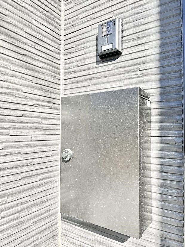 シンプルデザインのポスト。