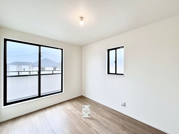 明るいバルコニーサイドに洋室を設置。目覚めの良い寝室に。 