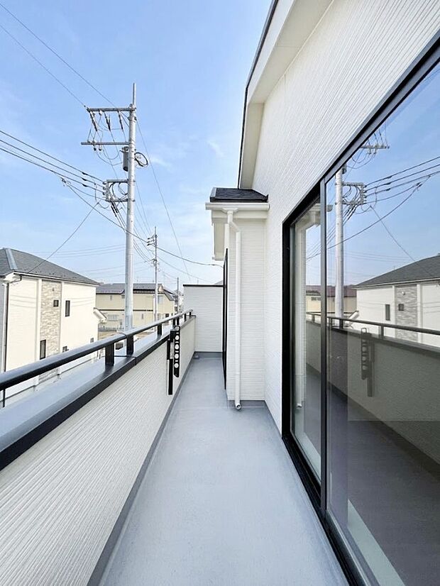 暖かな陽光が降り注ぐバルコニーはお洗濯におすすめ。爽やかな風も心地よいです。