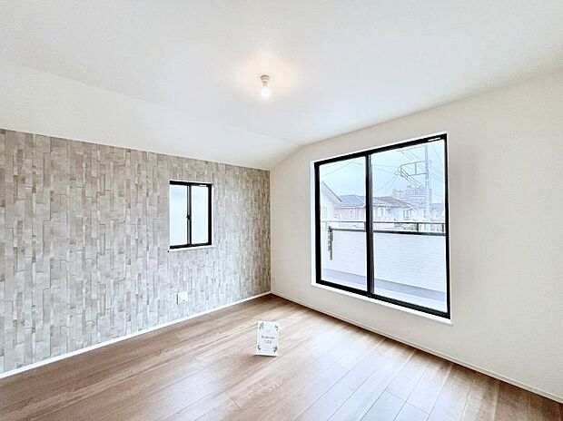 アクセントクロスがお洒落な洋室。