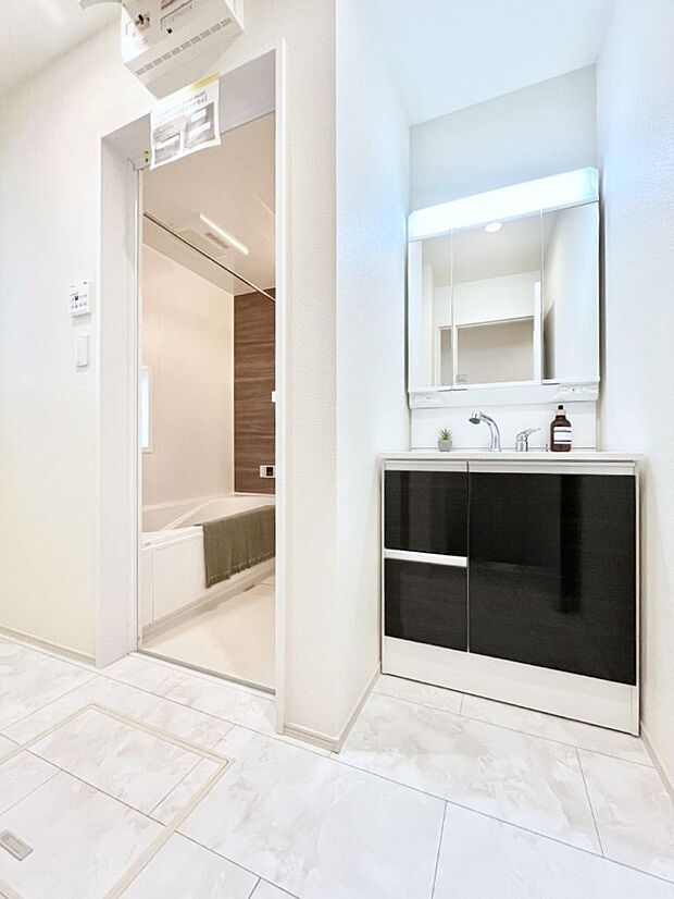 ゆとりの洗面スペースで朝の身支度もラクラク  