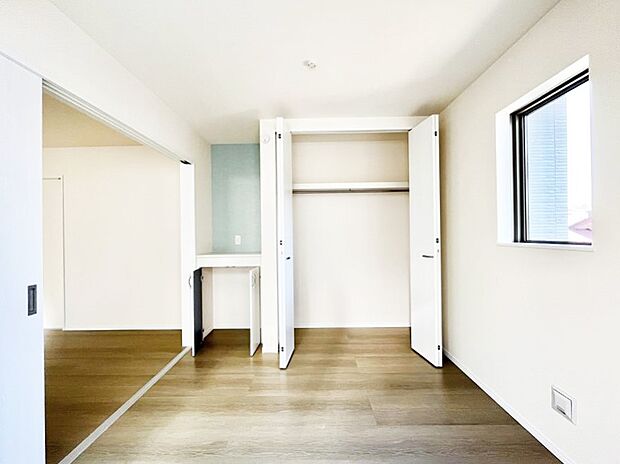 リビング隣接の洋室は個室としても利用できます