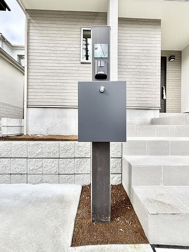 表札・インターホン・ポストをひとつに集約。エントランスになじむシンプルデザイン。