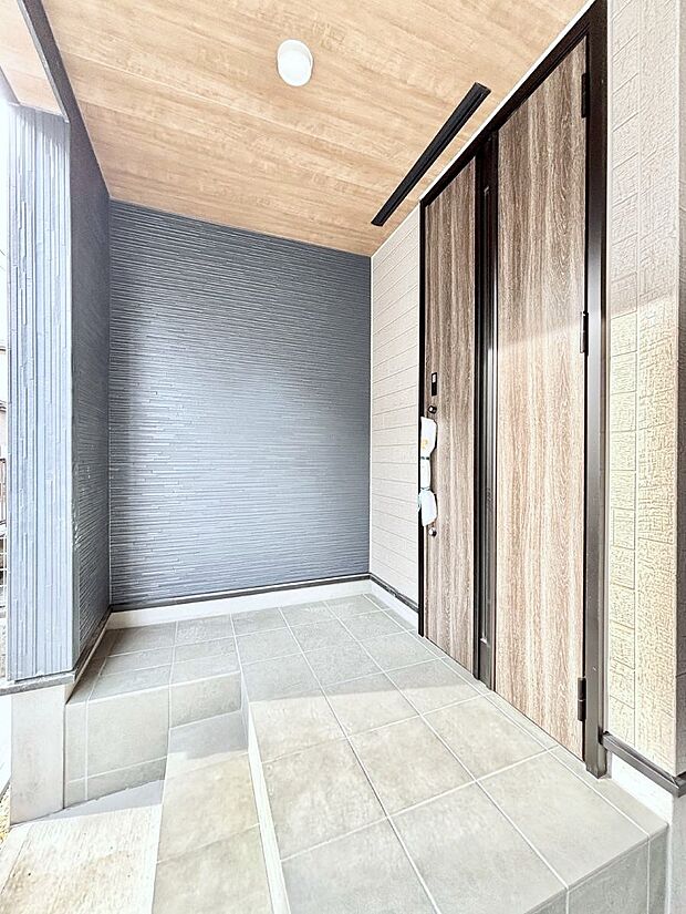 玄関前は雨が降っても濡れにくい屋根付き