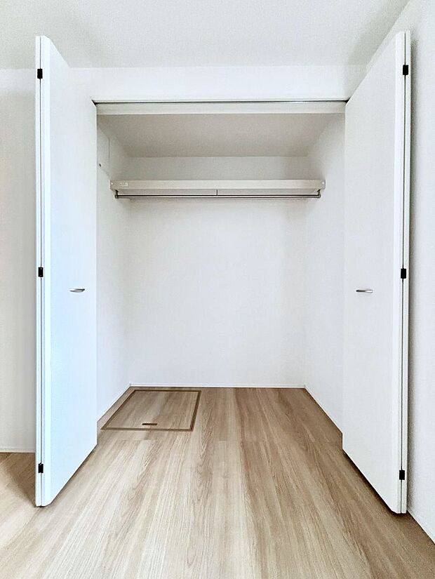 洋室のクローゼット。奥行きがあるので厚手の衣類もすっきり収まります。