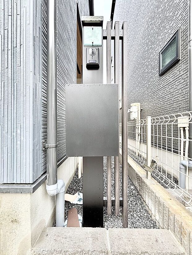 表札・インターホン・ポストをひとつに集約。エントランスになじむシンプルデザイン。