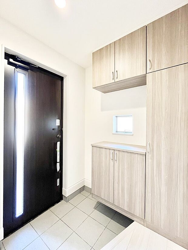 ガラススリットの入った玄関ドアが室内に光を届けてくれます