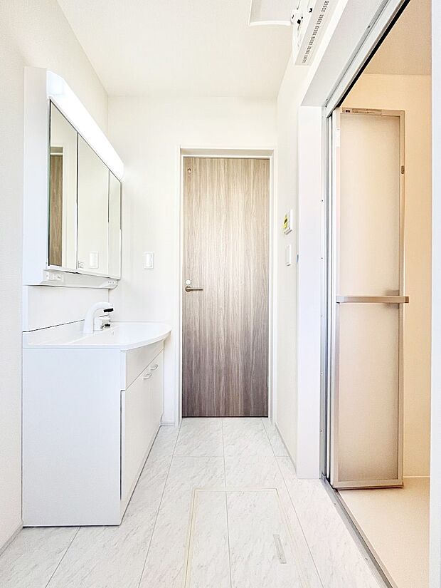 清潔感ある洗面化粧室で朝の身支度も快適