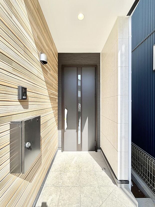 大切な家族、来客を出迎える玄関。玄関前は屋根付きで雨が降っていても濡れにくいです。 