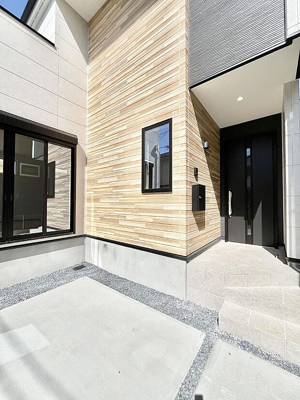 玄関アプローチにはプランターを並べて季節の花でお客様をおもてなしできます。