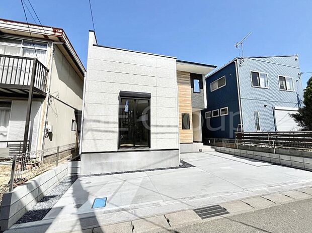 たっぷりの陽光と開放感に包まれる明るい住まい