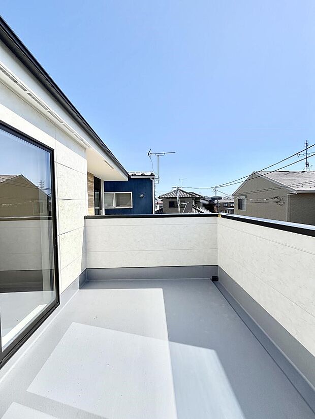 南向きゆったりバルコニーだから沢山お洗濯ものを干せます。  