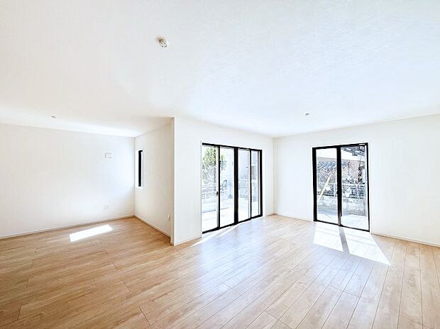 17.7帖＋6.1帖のリビングダイニング。食事とくつろぎスペースを使い分けしやすいプランニング。