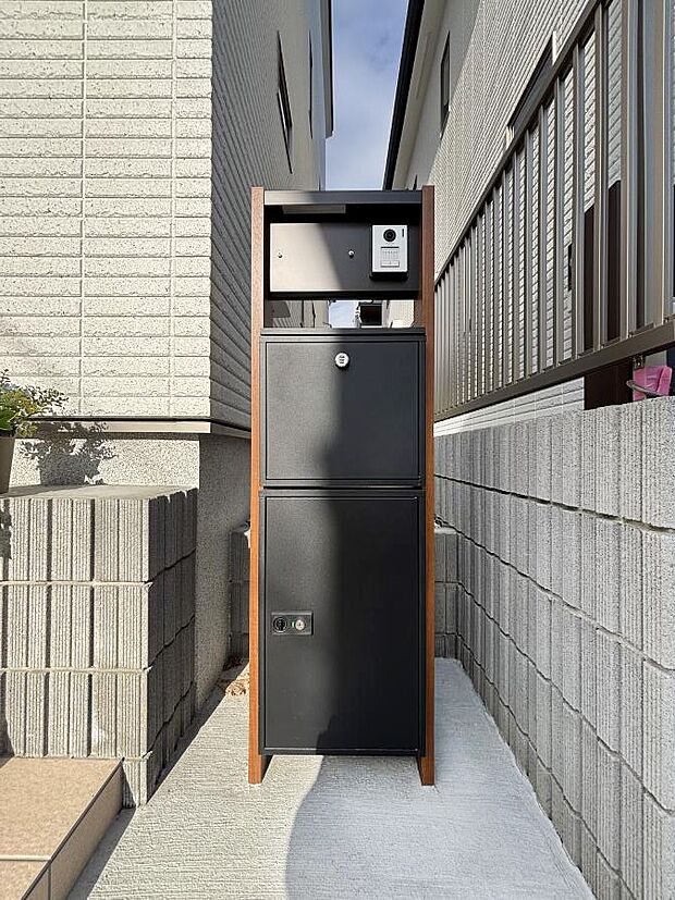 表札・インターホン・ポストをひとつに集約。エントランスになじむシンプルデザイン。