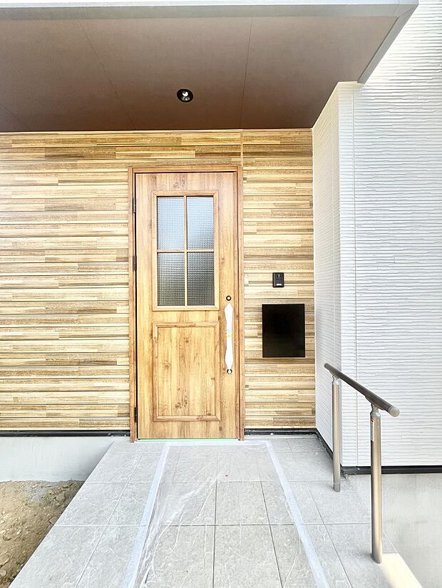 大切な家族、来客を出迎える玄関。 