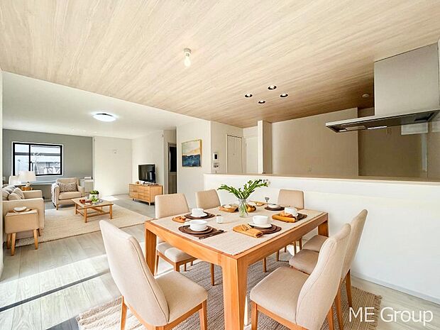 ご家族の賑やかな話し声で包まれる明るいリビング  ※家具はCGです 