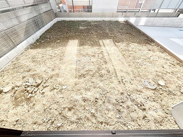 ガーデニングや家庭菜園も楽しめるお庭付き。