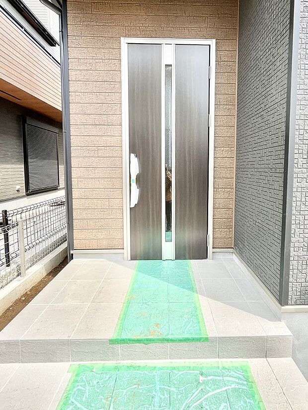 大切な家族、来客を出迎える玄関。