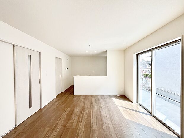 明るい陽光が注ぎ、寛ぎの雰囲気に満たされるリビング・ダイニング。