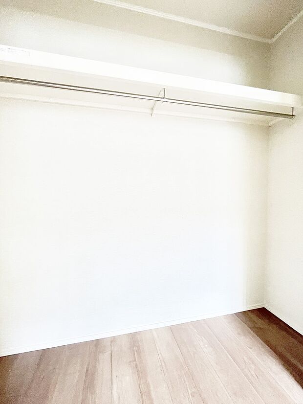 洋室のクローゼット。奥行きがあるので厚手の衣類もすっきり収まります。