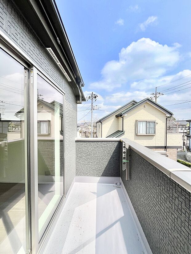 ゆったりバルコニーだから沢山お洗濯ものを干せます。