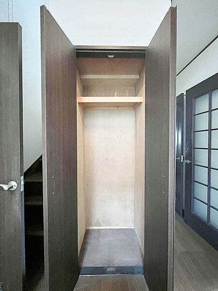 玄関ホール収納です。掃除道具やお出かけ用グッズの収納に便利です。