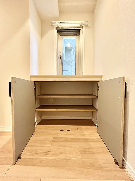 廊下収納。掃除道具や季節の小物を収納することができます。