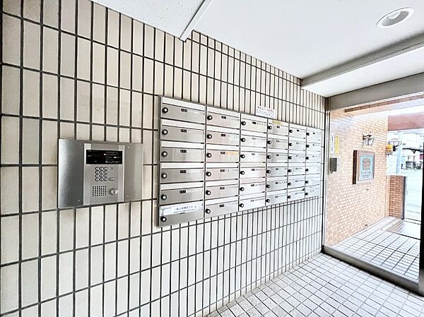 ポストはエントランス内にあるので雨に濡れず郵便が受け取れますね！
