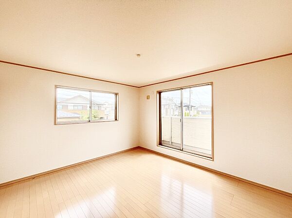 2面採光で気持ちよく自然光が取り入れられるのでお子様のお部屋にもピッタリ