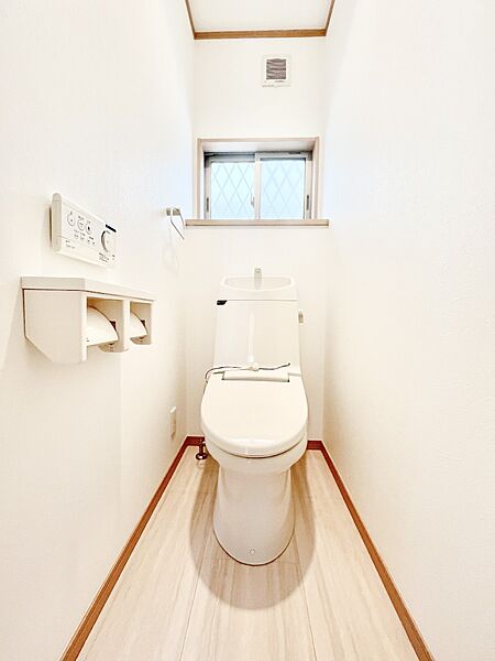 明るく清潔感のあるトイレです。