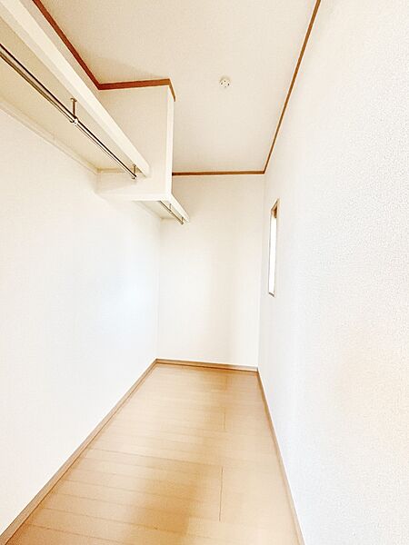 ウォークインクローゼット付きで生活空間を広く利用できます。