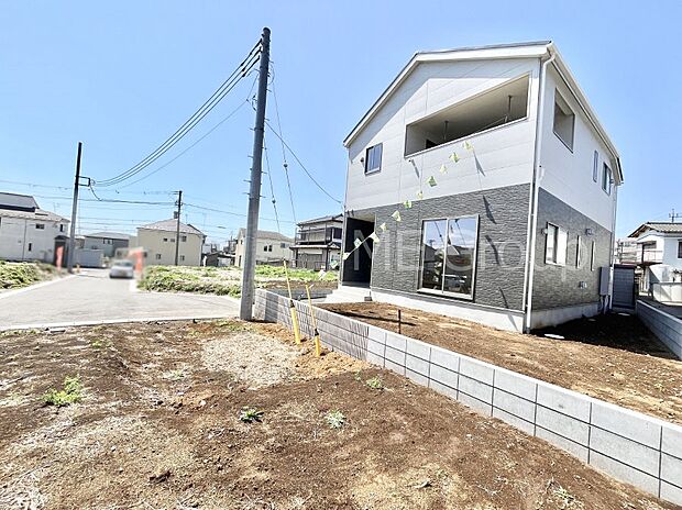 前面道路はきちんと整備されています  