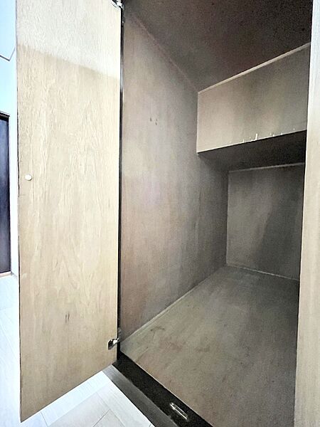 廊下収納。掃除道具や季節の小物を収納することができます。