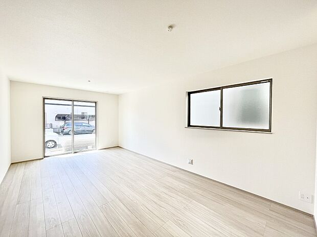 日当たりの良いリビング。お気に入りのグリーンを飾れば更に心地よさがアップ！