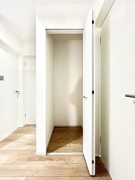廊下収納。掃除道具や季節の小物を収納することができます。