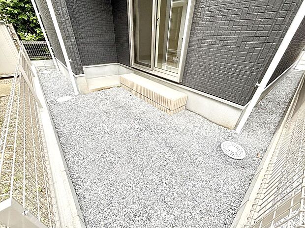プランターを並べて季節のお花を楽しめるお庭付き。