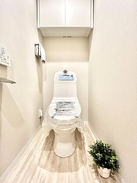 明るく清潔感のあるトイレです。